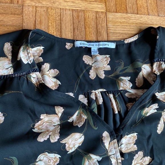 Collective concept ruffled sleeve floral blouse with buttons - Picture 2 of 5